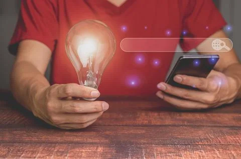 Searching Browsing Internet Data via smartphone Light bulb idea 스톡 사진