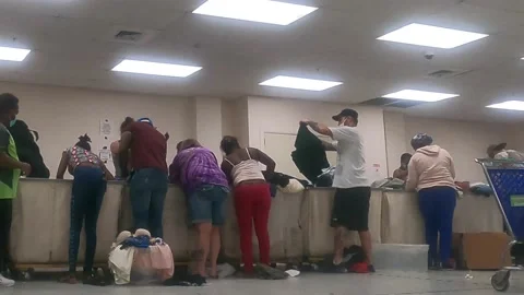 Searching working Stockbeeldmateriaal 156133596