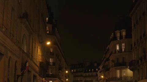 Searchlight cutting through the Paris night above timeless Haussmann façades Vídeo Stock 320947787