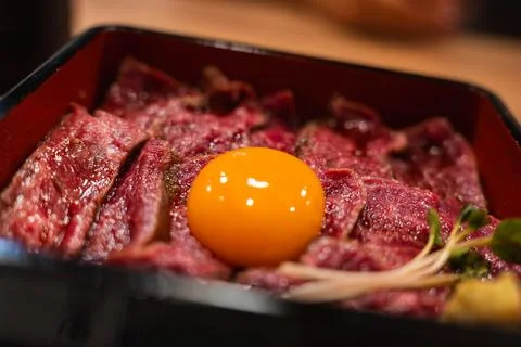 Seared beef donburi with raw egg in lacquered bento, Nara, Japan Stockfoto's