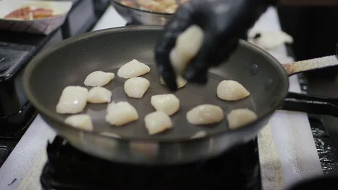 Seared Scallops Cooking Chef Demonstration Restaurant Food Cook Foodie Vídeo Stock 128828973