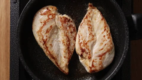 Searing Chicken Breasts In Frying Pan Top View Vidéo 336203478