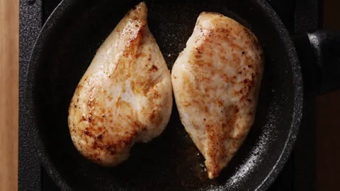 Searing Chicken Breasts In Frying Pan Top View Close Up Vidéo 336204089