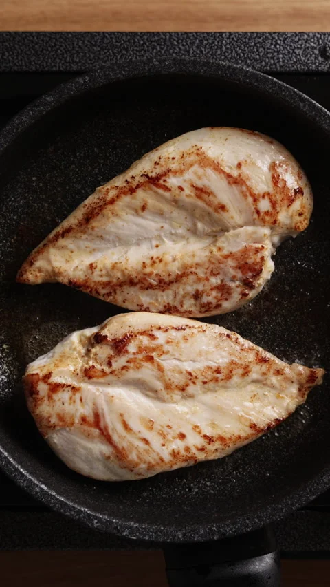 Searing Chicken Breasts In Frying Pan Vertical Top View Vidéo 336204196