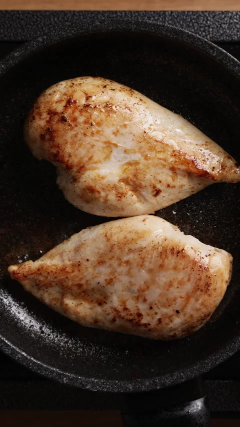 Searing Chicken Breasts In Frying Pan Vertical Top View Close Up Vídeos de archivo 336204698