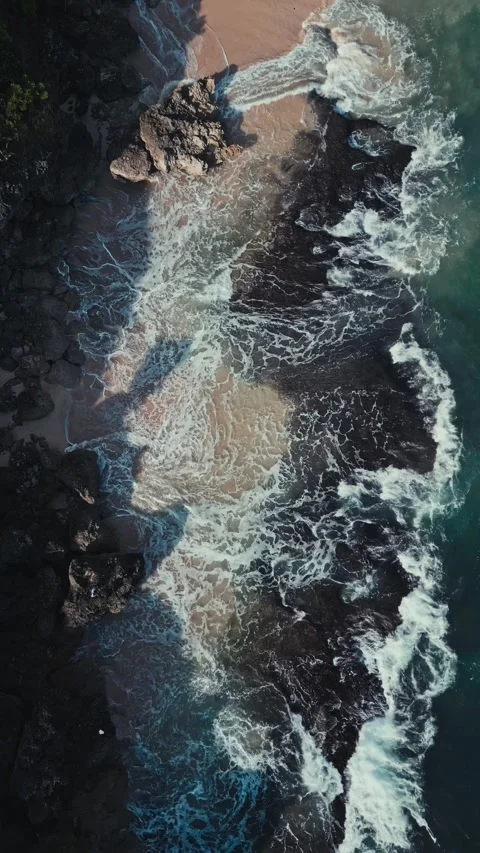 Seascape featuring jagged coastlines and rolling foamy waves Stockbeeldmateriaal 346799583