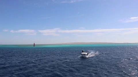 Seascape in motion, panoramic view of the azure waters of the Red Sea Stockbeeldmateriaal 159437975