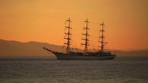 Seascape with a sailboat on the background of the sunset 库存影片 154168368