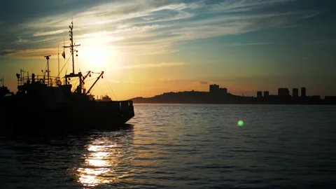 Seascape with a ship on the background of the sunset. 库存影片 137415473