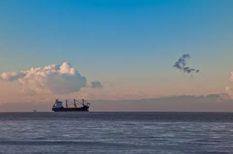 Seascape with ship at sunset with clouds. Foto stock