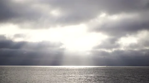 Seascape with sun rays on the water surface. 库存影片 136982482