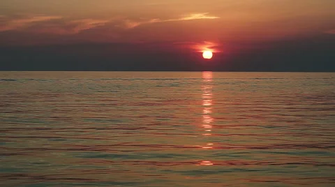 Seascape. Sunset. Calm sea in the setting sun. Wide angle. HD 库存影片 67837352