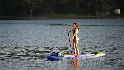 Seascape with a view of a girl floating on the SUP. 库存影片 137488317