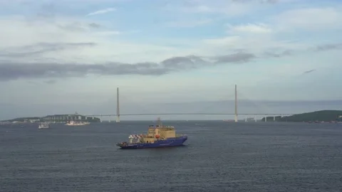 Seascape with a view of the Russian bridge. Vídeo Stock 136987507