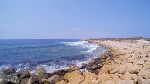 Seascape. Waves crash on the shore 動画素材 159590098
