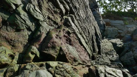 The seashore rock: Stockbeeldmateriaal 80150746