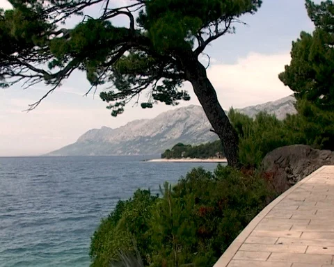 Seaside of Brela lagoon on Dalmatian mountains. Stock Footage 105282544