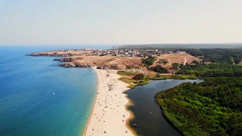 Seaside Cliffs Beach Resort Town River Delta Rise Reveal Landscape Perspective 스톡 동영상 235663044