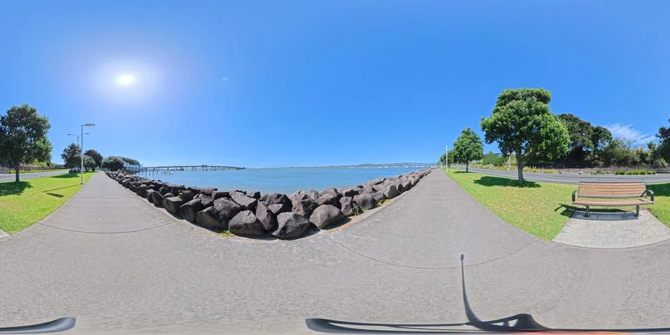 Seaside Park Path - 360 Panoramic View with Trees and Rocks Foto stock