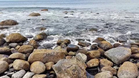 Seaside Rocks and Waves An Inviting Tranquil Coastal Scene with Beautiful S.. Foto stock