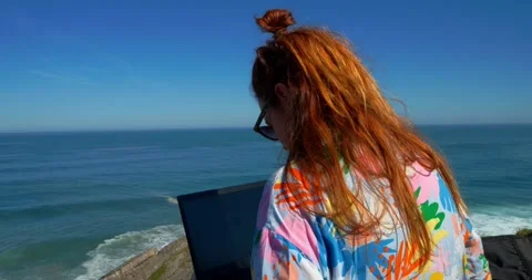 Seaside Workspace: A creative individual is immersed 库存影片 333207676