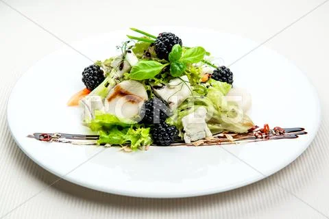 Seasonal leaf salad with gorgonzola and blackberries Stock Photos