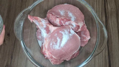 Seasoning Added To Pork Vidéo 166703228
