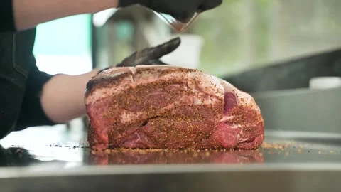Seasoning pork for BBQ 库存影片 345265870