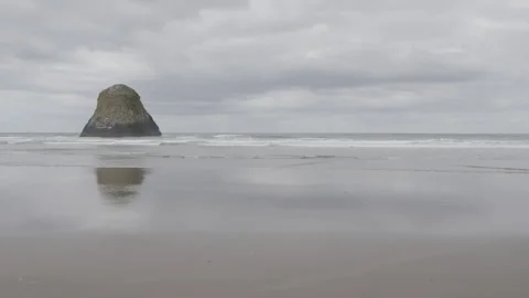 Seastack on desolate oregon beach at low tide Vídeos de archivo 332255107