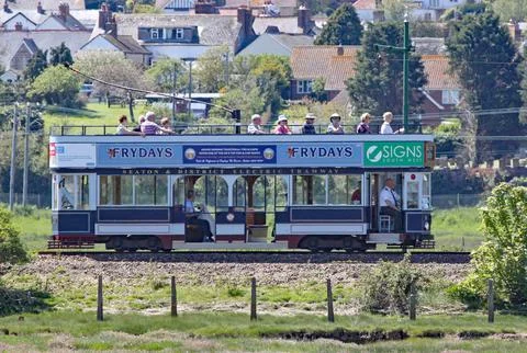 SEATON, DEVON, ENGLAND - MAY 22ND 2012: A blue tram travels along the Seaton Foto stock