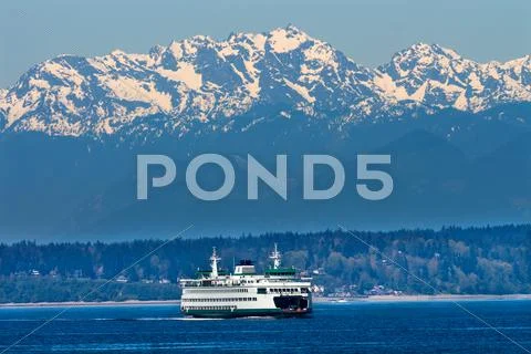 Seattle bainbridge island ferry puget sound olympic snow mountains washington Stock Photos