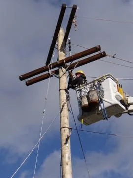 Seattle city light workmen replace an aging utility pole Foto stock