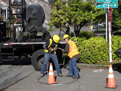 Seattle city light workmen replace an aging utility pole Foto stock