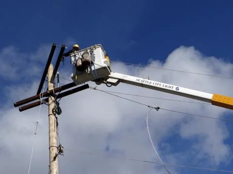 Seattle city light workmen replace an aging utility pole Foto stock