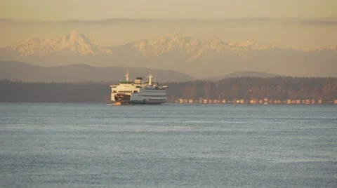 SEATTLE FERRY WITH OLYMPIC MOUNTAINS IN BACKGROUND Stockbeeldmateriaal 61888990
