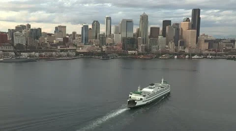 Seattle Ferry with Seattle skyline 動画素材 10561856