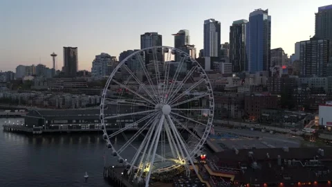 Seattle skyline with iconic Space Needle, glowing Seattle Great Wheel Ferris 库存影片 335318343