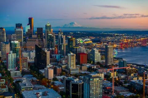 Seattle Skyline Sunset on Mt.Rainier - Space Needle View Stock Photos