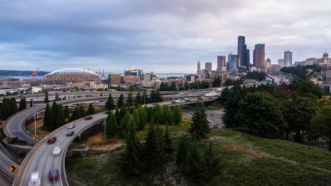 SEATTLE  - USA, AUGUST 2017: View to the city with traffic flow at the morning Video stock 79692186