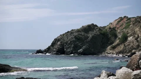 Seawater wave splash on the rock in the sea. Footage. Blue wave with white foam Vidéo 137657953