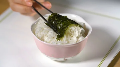 Seaweed with rice using chopstics Stockbeeldmateriaal 76935344