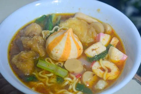 Seblak is a spicy culinary dish from West Java containing crackers and vari.. Stock-Fotos