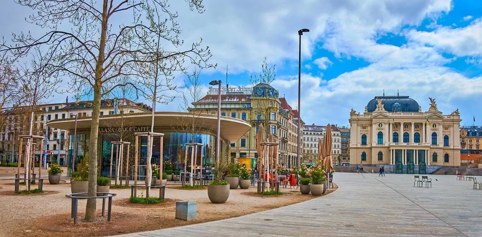Sechselautenplatz with historic edifices and modern glass cafe building, on.. Fotos de archivo