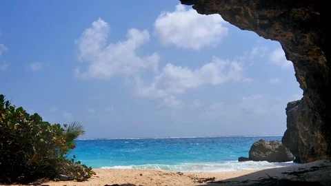 Secluded Beach cove in Barbados Vidéo 80234262