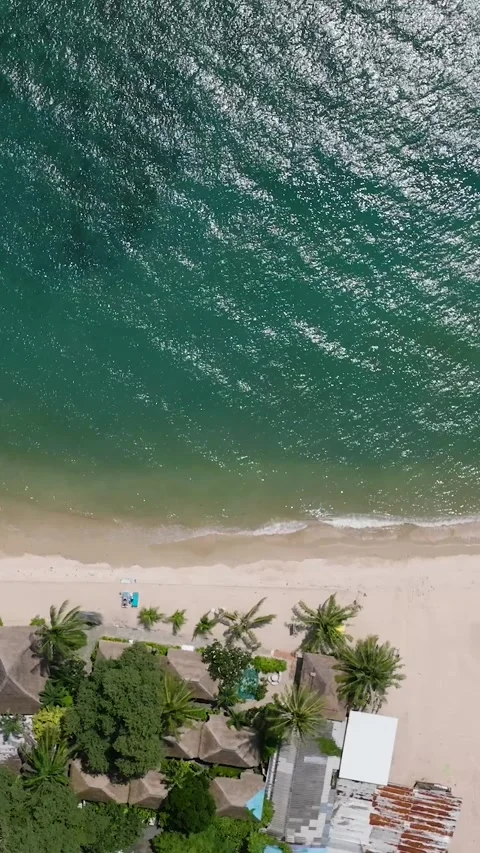 Secluded beach with turquoise water and tropical greenery. Ko Samui, Thailand. Stock Footage 327884716