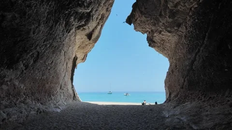 Secluded cave with ocean view, perfect for exploration and adventure visuals Vidéo 333144949