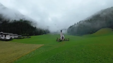 Secluded mountain chapel, mist rolls over hillside shrine, quiet rural sanctuary Vídeo Stock 323778259