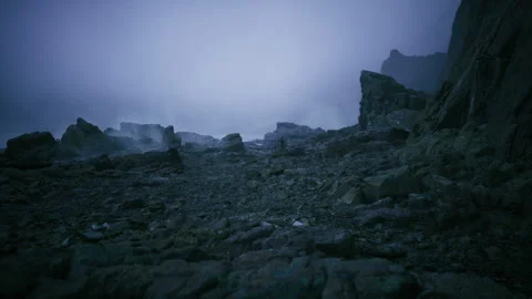 Secluded rugged plain cloaked in dense fog perfect for storytelling Vidéo 329941147