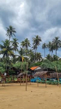 Secluded Tranquility: Thatched Beach Hut Overlooking Serene Tropical sea in S Foto stock