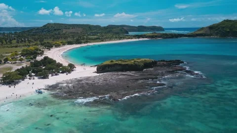 Secluded Tropical Paradise With Tranquil Waves And Lush Palms Stockbeeldmateriaal 330612233
